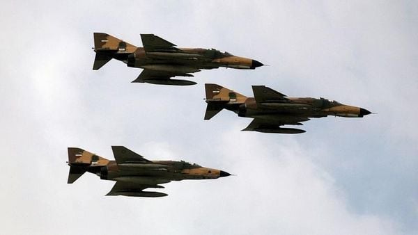 إيران تعلن موافقة قطر على لقاء سفيرها مع 3 طيارين "محتجزين"