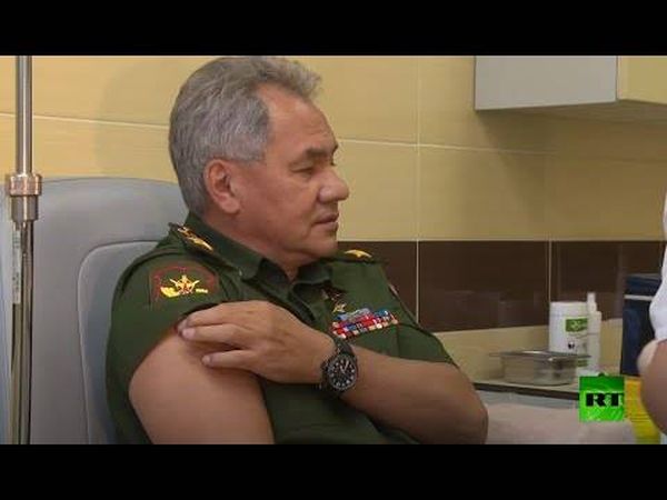 بينهم وزير الدفاع .. مسؤولون روس كبار يخضعون للتطعيم ضد كورونا