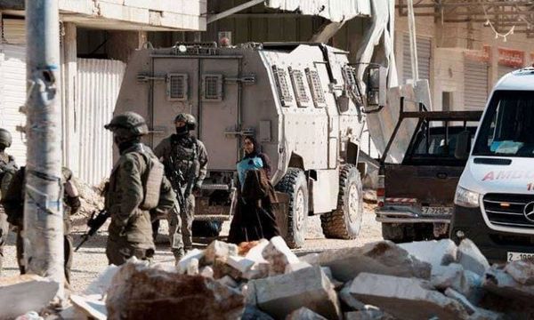 الاحتلال يجبر فلسطينيين على إخلاء حي بنور شمس لتدريبات عسكرية
