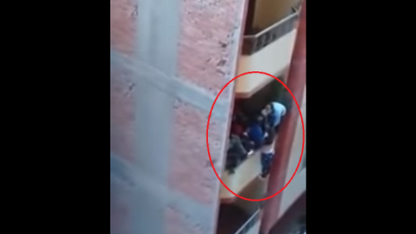 بالفيديو: هكذا رمى زوجته من على الشرفة