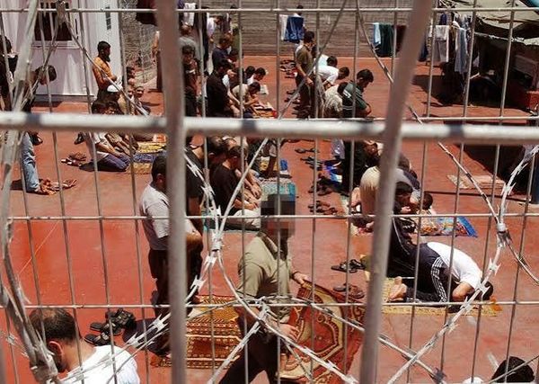 فقدان أوزان وانتشار الجرب.. معاناة الأسرى تتفاقم في سجون الاحتلال