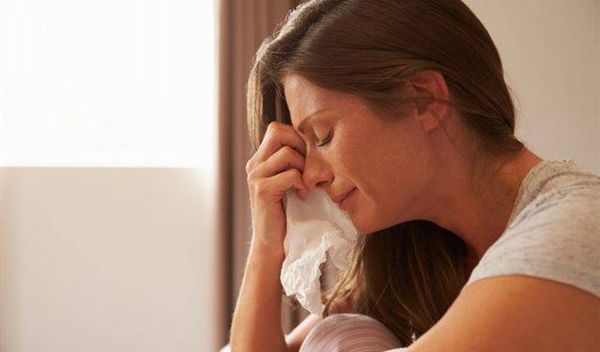 فوائد البكاء الصحية وأسبابه وأضراره