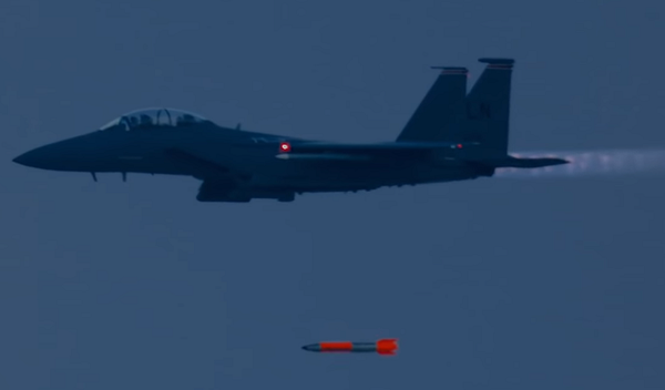 اختبار ناجح لمقاتلات "F-15" بإسقاط قنابل نووية!