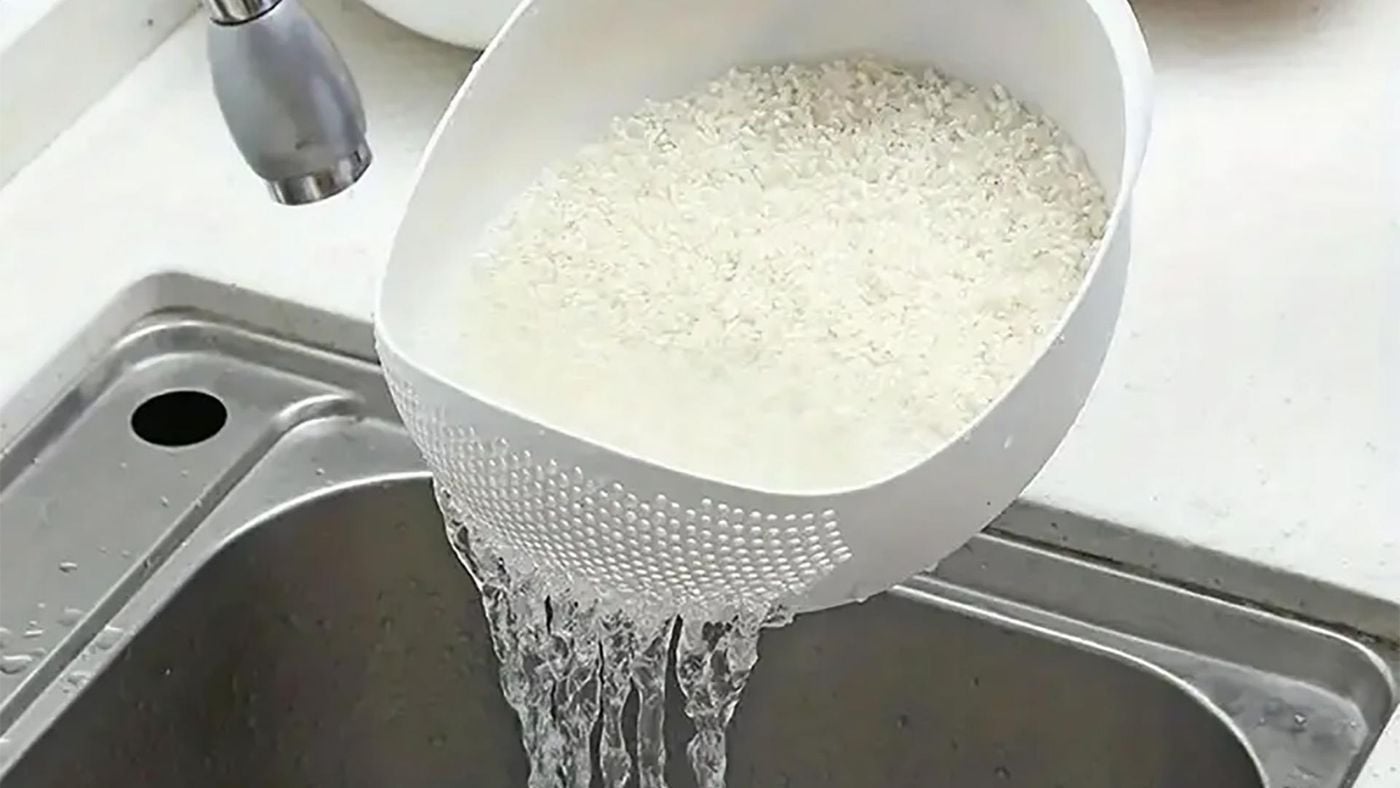 غسل الأرز قبل الطهي... عادة ضرورية أم خطوة يمكن الاستغناء عنها؟
