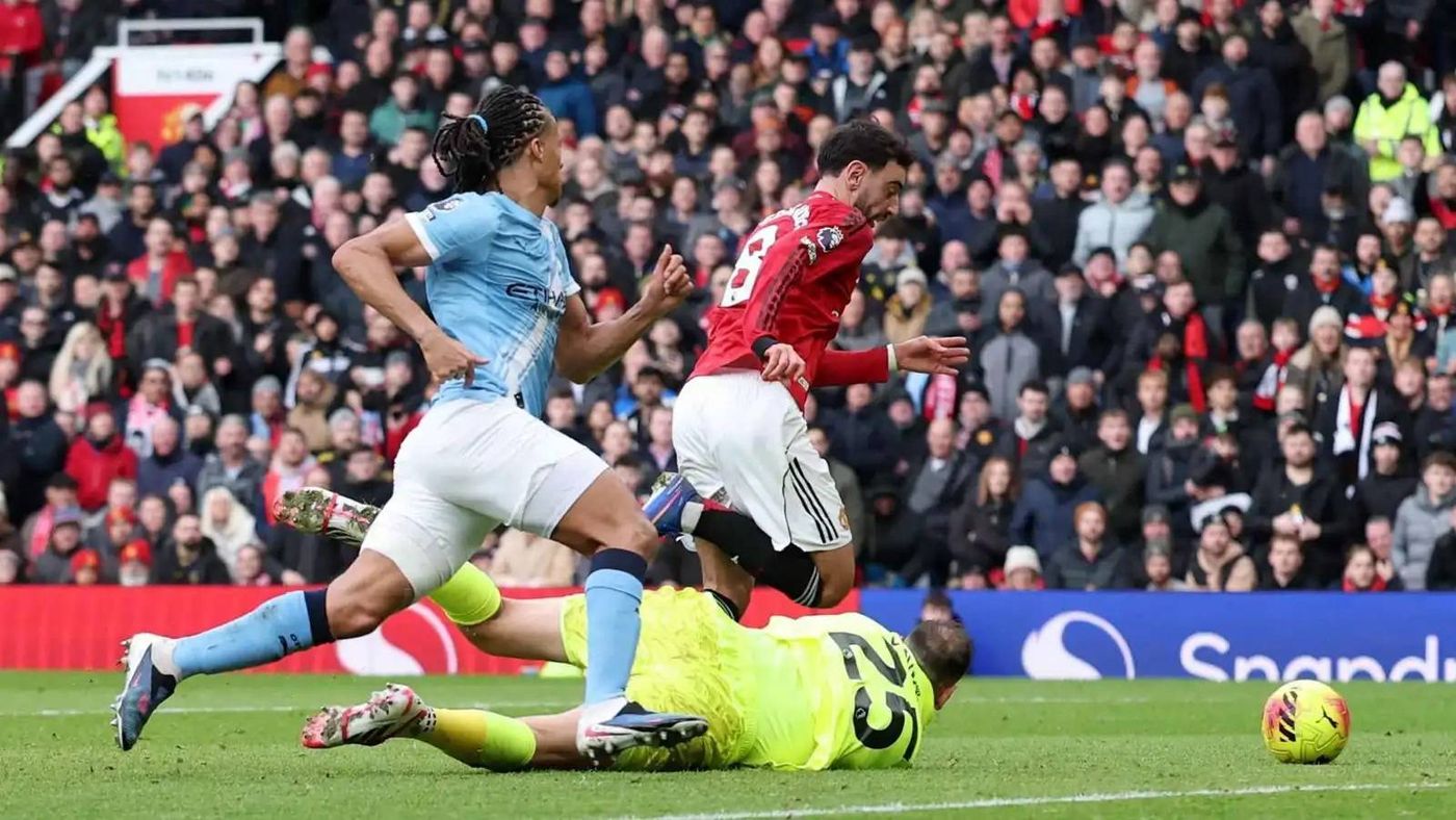 مانشستر يونايتد يصعق السيتي ويقدم هدية لأرسنال