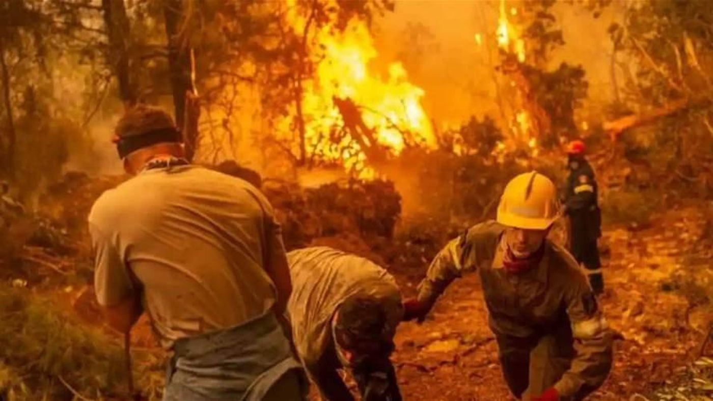 إجلاء 30 ألف شخص بعيدا عن الحرائق في جزيرة رودس اليونانية
