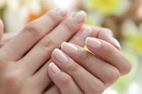 ماذا تكشف أظافرك عن صحتك؟ 5 علامات قد تستدعي الانتباه